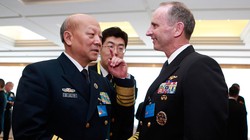 Đô đốc Trung Quốc Ngô Thắng Lợi và Đô đốc  Mỹ Johnathan Greenert. Ảnh tư liệu minh họa: Reuters