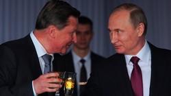 Ông Sergei Ivanov (bên trái) và Tổng thống Putin.