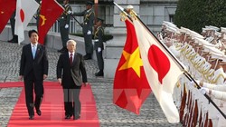 Thủ tướng Nhật Bản Shinzo Abe và Tổng Bí thư Nguyễn Phú Trọng duyệt đội danh dự trong chuyến thăm Nhật Bản của Tổng Bí thư hồi tháng 9/2015. (Ảnh: Trí Dũng/TTXVN)