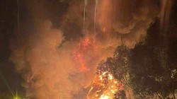 Sau khi va chạm, chiếc xe bồn chở xăng dầu bốc cháy dữ dội.