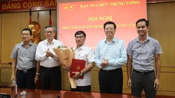 Lãnh đạo Ban và lãnh đạo Văn phòng Ban, Vụ Tổ chức - Cán bộ cơ quan chúc mừng ông Phan Văn Trọng. 