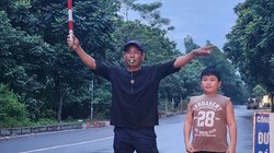 Con trai "gây sốt" vì đứng chỉ đường cho xe tránh nơi ngập lụt, bố nói gì?