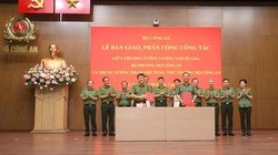 Lễ bàn giao, phân công công tác giữa Bộ trưởng Lương Tam Quang và Thứ trưởng Phạm Thế Tùng (Ảnh: Bộ Công an).