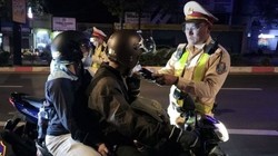 CSGT kiểm tra nồng độ cồn tài xế.