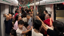 Dân chen nhau trải nghiệm tàu Nhổn - ga Hà Nội, kỷ lục hơn 66.000 lượt khách 