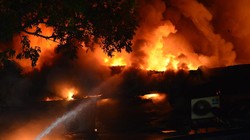 Một cảnh sát bị ngạt khói khi chữa cháy quán bar ở Hà Nội