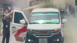 Ô tô bốc cháy trên đường và hành động bất ngờ của tài xế xe buýt 