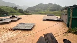 Nước lũ dâng đến mái nhà, nhiều nơi ở Yên Bái, Lạng Sơn bị ngập sâu