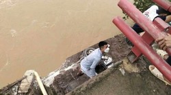 Thanh niên may mắn thoát nạn trong vụ sập cầu, rơi trúng bệ đỡ chân cầu Phong Châu. Ảnh N.T.