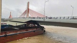 Tàu hút cát cỡ lớn đâm vào cầu Vĩnh Phú, các phương tiện bị cấm qua cầu
