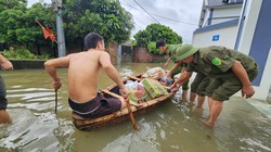 Cận cảnh nơi 700 hộ dân ở Hà Nội chìm trong "biển nước", chèo thuyền đi lại