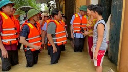 Thủ tướng thăm hỏi xã có 9.000 dân bị chia cắt bởi mưa lũ 