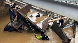 Tìm thấy ô tô đầu kéo trong vụ sập cầu Phong Châu