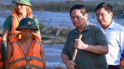 Thủ tướng: "Xót xa, đau đớn khi tận mắt chứng kiến ngôi làng, tài sản của đồng bào bị lũ tàn phá"