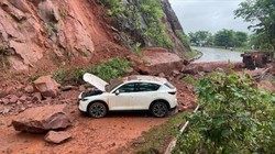 Đất đá sạt lở đè trúng 2 ô tô