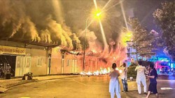 Cháy lớn tại kho để đồ Bệnh viện Đa khoa Đức Giang