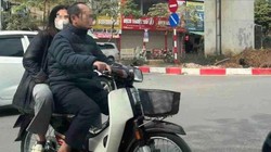 Phó công an phường ở Hà Nội bị xử phạt vì lái xe máy không đội mũ bảo hiểm