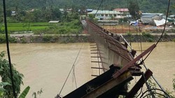 Cầu treo bị đứt cáp, ô tô chở cán bộ đi chống bão rơi xuống sông, 3 người được cứu