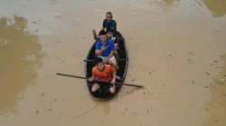 Người dân di chuyển bằng thuyền tại Nghệ An. Ảnh: Vietnamnet.