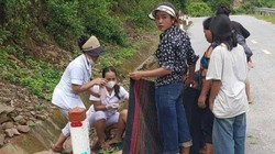 Nữ y sĩ đỡ đẻ cho sản phụ vùng lũ sinh con trên đường: “Cháu bé cất tiếng khóc, chúng tôi thở phào”