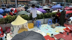 Hàng vạn người đội nắng, trải chiếu giữ chỗ chờ xem hợp luyện diễu binh