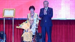 Tổng bí thư Tô Lâm trao tặng bà Nguyễn Thị Bình danh hiệu Anh hùng Lao động