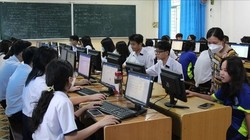 Chính phủ yêu cầu thi tốt nghiệp, đại học trên máy tính, dùng một bộ sách giáo khoa toàn quốc