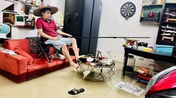 Mưa như trút nước sau bão số 10 - Bualoi, Hà Nội ngập nặng, ô tô, xe máy chìm trong biển nước