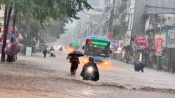 Hà Nội khuyến khích người dân làm việc trực tuyến, cho học sinh nghỉ học để ứng phó bão số 11 