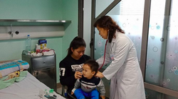 Thăm khám cho trẻ tại Bệnh viện Nhi TW