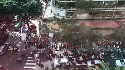 Các tài xế Go-Viet biểu tình ở trụ sở công ty tại ngã tư Nguyễn Đình Chiểu - Trương Định (Q3, TP. HCM). Nguồn: Thanh niên