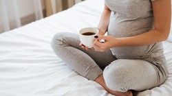 Bà bầu nên uống một lượng cà phê vừa phải để đảm bảo sức khỏe thai kỳ. Ảnh: Health