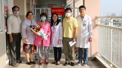 Anh Li ZiChao, người bị nhiễm virus Corona vừa được Bệnh viện (BV) Chợ Rẫy TP.HCM điều trị thành công, đến BV Quận 11 đón mẹ về nhà. Ảnh: BV