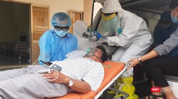 Bác sĩ Bệnh viện Dã chiến sẵn sàng 'chiến đấu' với dịch bệnh viêm phổi cấp. Ảnh: Nguyễn Trăm