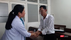 Người đàn ông may mắn thoát chết sau khi bị mắc xương gà ở trung thất. Ảnh: Nguyễn Trăm