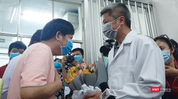 Ông Li Ding chia sẻ lòng biết ơn đến bác sĩ BV Chợ Rẫy cũng như đất nước Việt Nam. Ảnh: Nguyễn Trăm