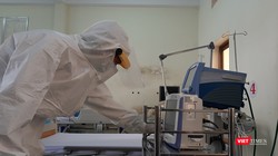 Bác sĩ xem xét các chỉ số sức khỏe của bệnh n nhân. Ảnh: Nguyễn Trăm