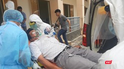 Diễn tập tiếp nhận, cấp cứu bệnh nhân suy hô hấp nặng do nhiễm COVID-19. Ảnh: Nguyễn Trăm