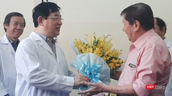 Việt kiều Mỹ liên tục cảm ơn BV Bệnh nhiệt đới đã tái tạo sự sống cho ông. Ảnh: Nguyễn Trăm