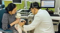 Cứu kịp thời bé gái 8 tháng tuổi nuốt phải mảnh vỡ thủy tinh sắt nhọn của ống thuốc. Ảnh: L.T