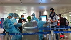 TP.HCM triển khai lấy mẫu xét nghiệm COVID-19 ngay tại sân bay vào tối 17/3. Ảnh: H.T