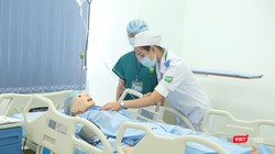 Sinh viên trường Đại học Y Khoa ở TP.HCM học trên mô hình. Ảnh: Hiếu Nguyễn