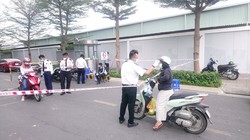 Kiểm tra thân nhiệt người ra vào tại một chung cư trên địa bàn TP.HCM. Ảnh: A.L