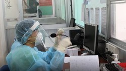 Nhân viên y tế dùng nón chắn giọt bắn khi làm nhiệm vụ. Ảnh: BVCR