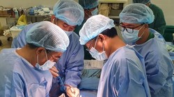 Áp dụng phương pháp nội soi 3D lấy khối u buồng trứng cho bệnh nhân. Ảnh: Internet