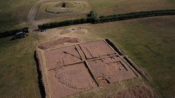 Khu vực các ngôi mộ hàng nghin năm tuổi bí ẩn. Ảnh: Live Science