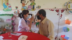 Bác sĩ trẻ khám bệnh cho người dân.