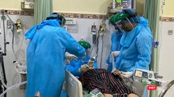 Bác sĩ BV Chợ Rẫy cấp cứu bệnh nhân nặng (Ảnh: BVCR) 