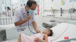 Bệnh nhi hồi phục nhanh sau điều trị. Ảnh: Phạm An