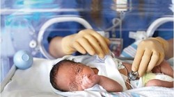 Bác sĩ chăm sóc trẻ sơ sinh. Ảnh: internet